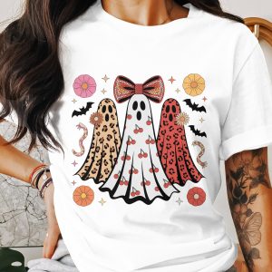 Cute Ghost T-Shirt, Spooky Season Tee, Halloween Ghosts Design, Retro Halloween Shirt, Fun Halloween Gift, Ghost with Bow T Shirt