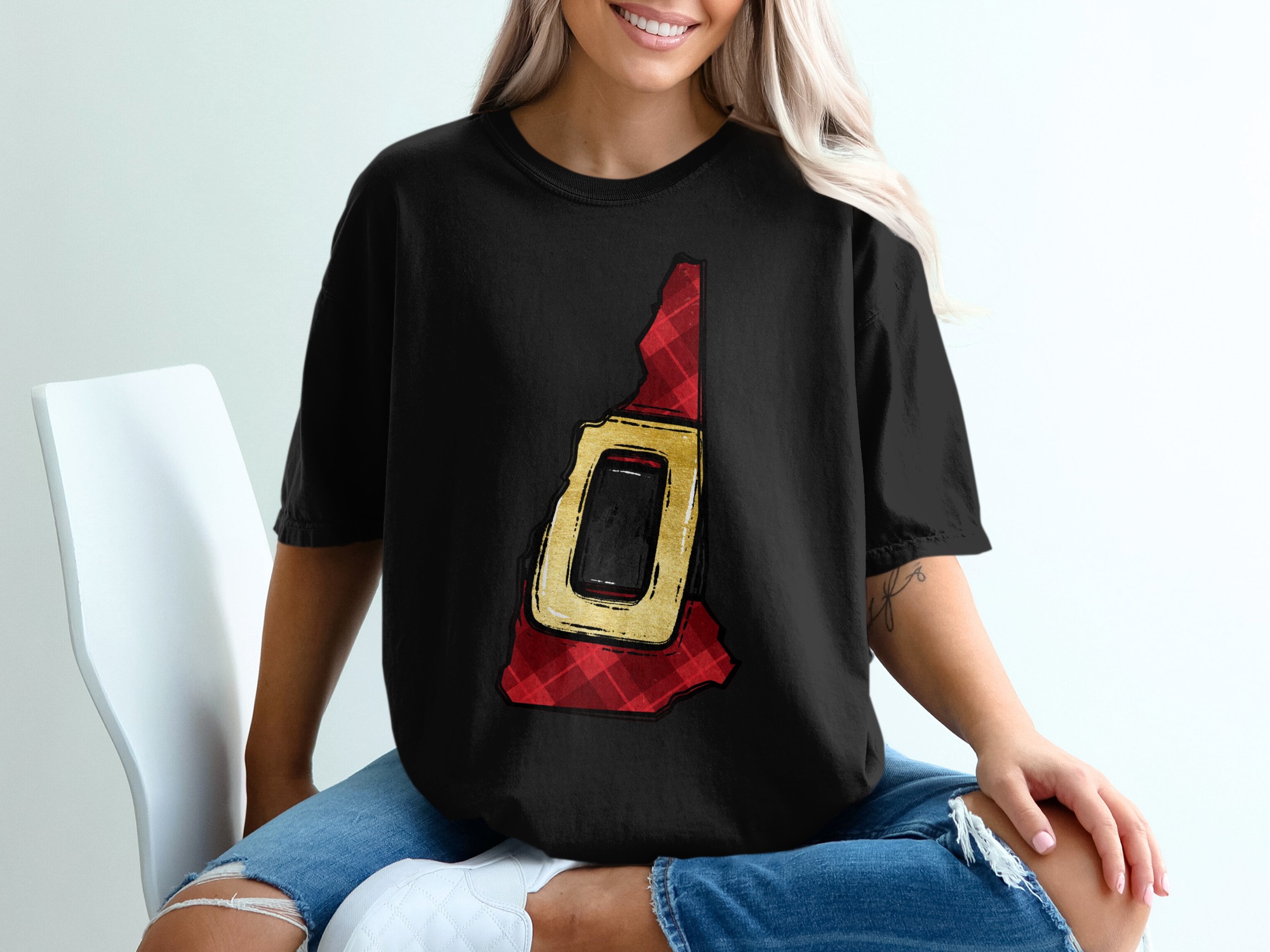 New Hampshire Santa Belt T-Shirt, Plaid State Outline Tee, Christmas in NH Apparel, Holiday Gift Idea, New England State Pride - Image 2