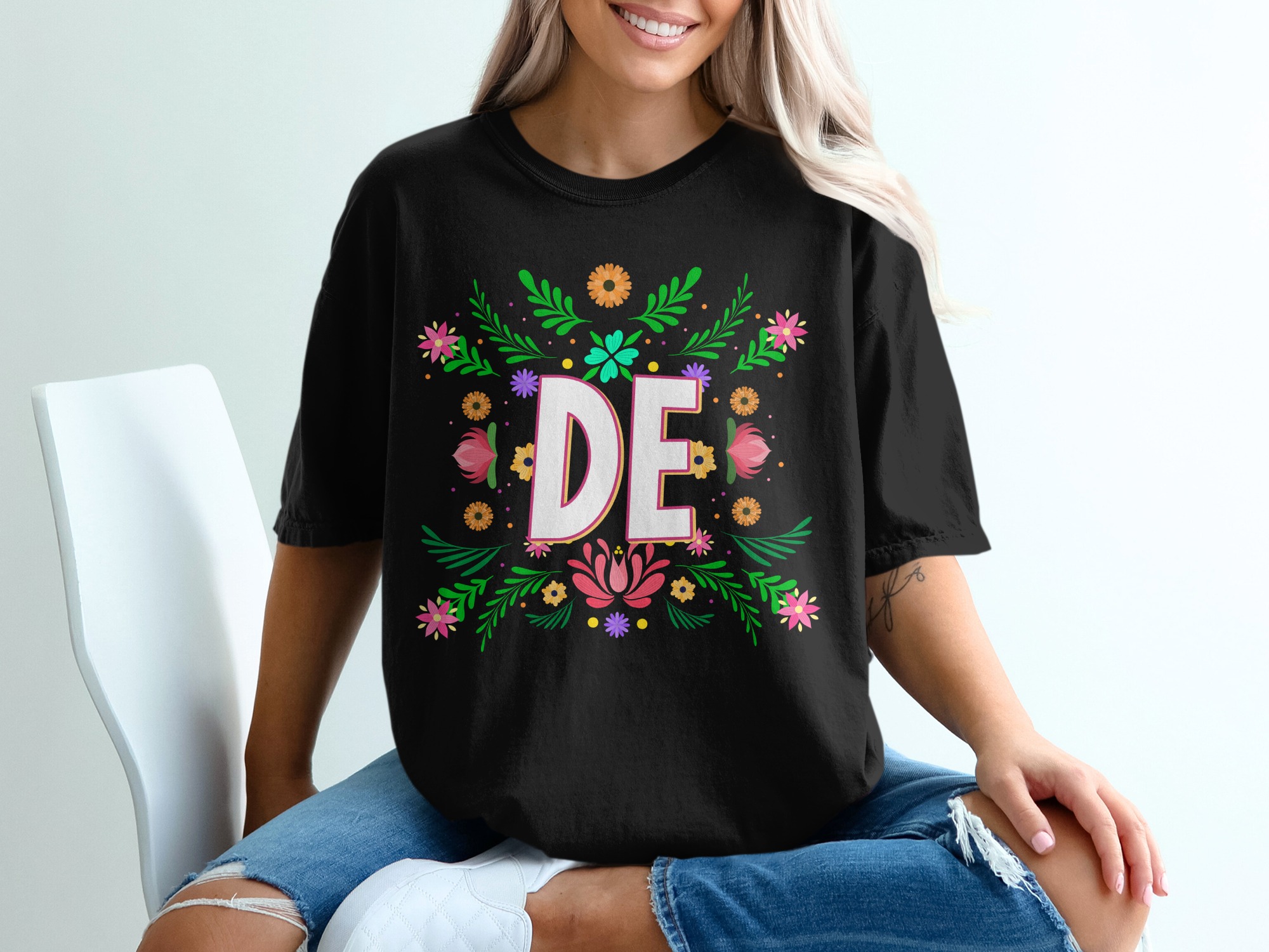 Floral DE T-Shirt, Custom Initial Shirt, Personalized Flower Tee, Botanical Design, Alphabet T-Shirt, Gift For Her, Minimalist T-Shirt - Image 2