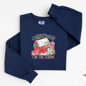 Christmas On The Farm Sweatshirt, Holiday Farmhouse Sweatshirt, Winter Barn Sweatshirt, Rustic Christmas Outfit, Christmas Barn Scene