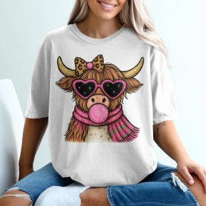 Highland Cow T-Shirt, Cute Cow with Bow, Bubble Gum, and Heart Glasses Tee, Trendy Animal Lover Shirt, Unique Graphic Design T-Shirt