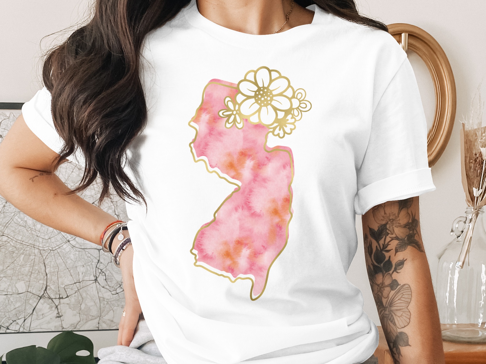 New Jersey State Outline T-Shirt, Watercolor Pink NJ Floral Faux Gold Print Tee, Aesthetic Jersey Girl Gift for Her