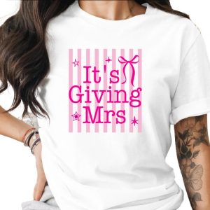 Comfort Colors® It's Giving Mrs T-Shirt, Future Mrs Shirt, Bachelorette Party Tee, Bridal Shower Gift, Engagement Party, Bride to Be Top
