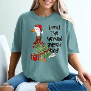 Funny Christmas T-Shirt, Honk The Herald Angels Sing Goose Christmas Shirt, Holiday Pun Festive Ugly Sweater Tee, Humorous Animal Print Xmas