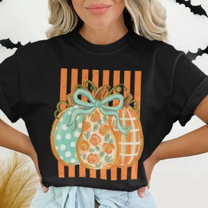 Cozy Autumn Pumpkins T-Shirt | Women's Fall Decor Graphic Tee with Faux Gold Outline & Teal Bow for Harvest Season